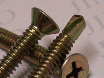 Photo image of a zinc plated phillips head screw.